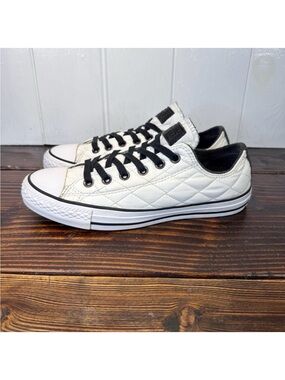Converse All Star Quilted Lined Low Top Sneakers - Unisex (Women’s 9 / Men’s 7)